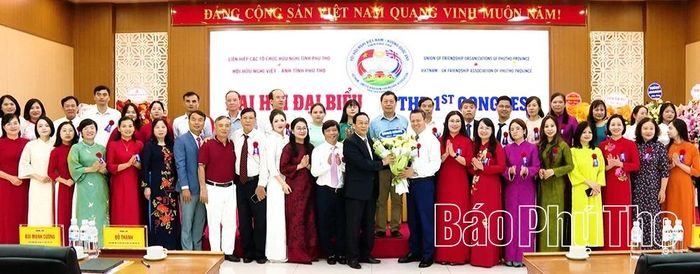 Các đại biểu tặng hoa chúc mừng Ban Chấp hành Hội Hữu nghị Việt - Anh tỉnh Phú Thọ nhiệm kỳ 2026-2031.