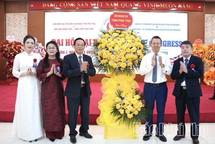Lãnh đạo Sở Ngoại vụ tặng hoa chúc mừng Đại hội Hội Hữu nghị Việt - Anh tỉnh Phú Thọ lần thứ I, nhiệm kỳ 2026-2031.