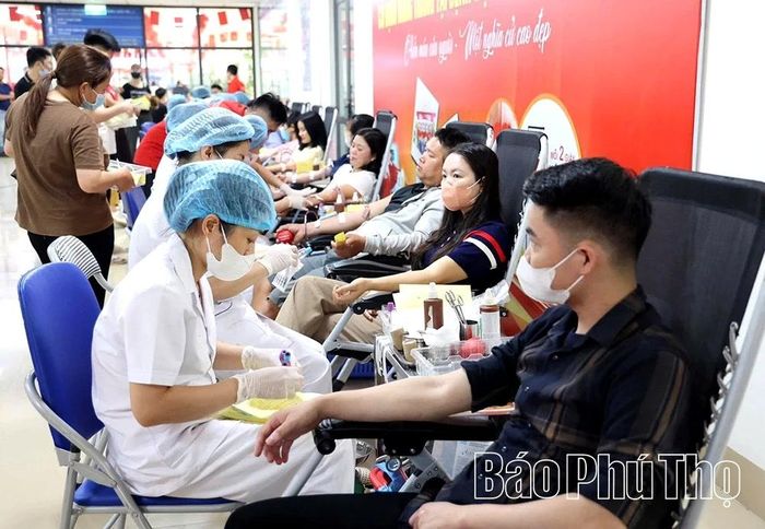 Các tình nguyện viên tham gia hiến máu tại Bệnh viện Đa khoa Vĩnh Phúc.