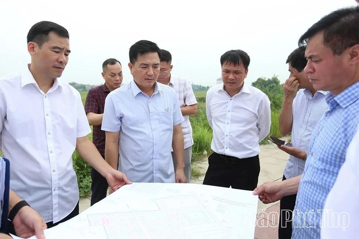 Đoàn công tác kiểm tra hiện trạng hạ tầng kỹ thuật và quỹ đất xây dựng nhà ở xã hội tại Dự án Khu đô thị mới Phú Lợi.