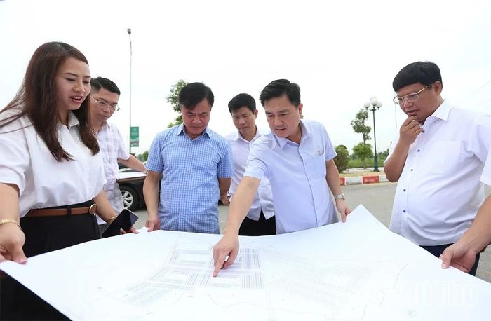 Đồng chí Phó Chủ tịch UBND tỉnh Vũ Việt Văn cùng đoàn công tác trao đổi với các sở, ngành và nhà đầu tư tại thực địa Dự án Khu đô thị mới Thanh Minh.