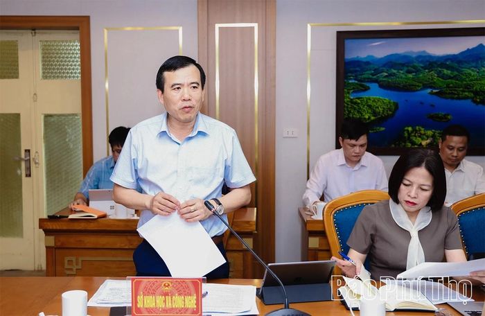 Giám đốc Sở Khoa học và Công nghệ Nguyễn Minh Tường báo cáo kế hoạch chuẩn bị cho hội nghị.