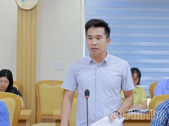 Thành viên Ban Kinh tế - Ngân sách, HĐND tỉnh phát biểu tại buổi thẩm tra