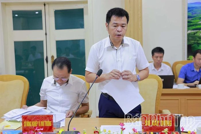 Lãnh đạo Sở Xây dựng trình bày các dự thảo nghị quyết.