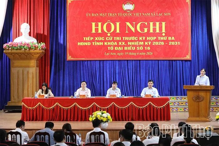 Tổ đại biểu số 16 HĐND tỉnh tiếp xúc cử tri 8 xã vùng Lạc Sơn.
