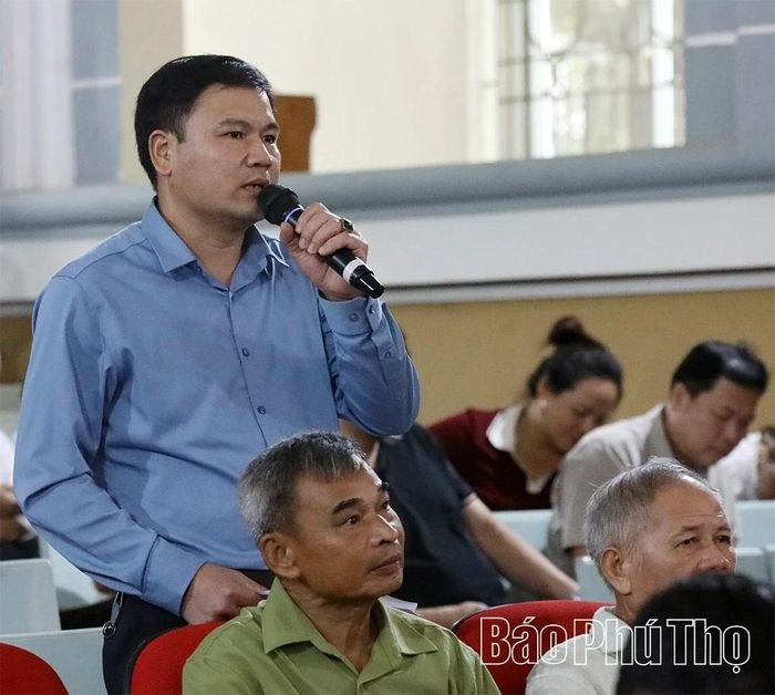 Cử tri 8 xã vùng Lạc Sơn dự và phát biểu ý kiến tại hội nghị.