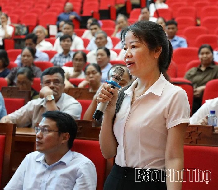 Cử tri các xã: Yên Thủy, Yên Trị, Lạc Lương phát biểu, kiến nghị tới đại biểu HĐND tỉnh.