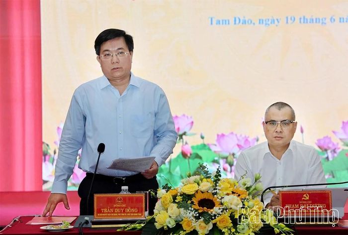 Đồng chí Chủ tịch UBND tỉnh Trần Duy Đông phát biểu tại buổi làm việc.