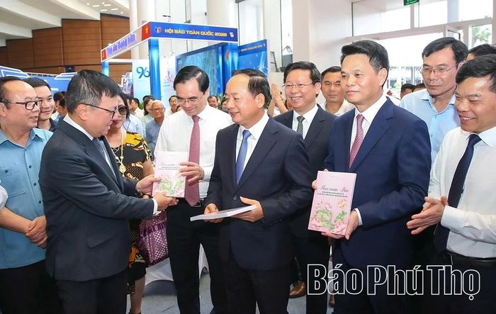 Các đại biểu tham quan Hội Báo toàn quốc 2026.