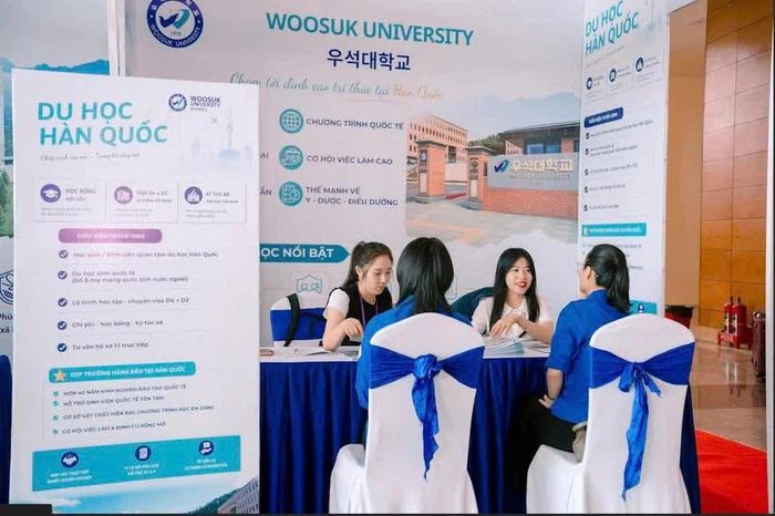 Học sinh tìm hiểu thông tin và được tư vấn trực tiếp về lộ trình du học Hàn Quốc - Ảnh: D.L