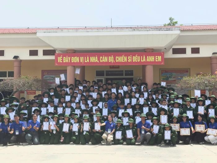 Các đại biểu và học viên chụp ảnh lưu niệm - Ảnh: Thùy Trang