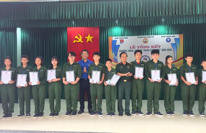 Ban Tổ chức trao giấy chứng nhận hoàn thành chương trình cho các học viên - Ảnh: Thùy Trang