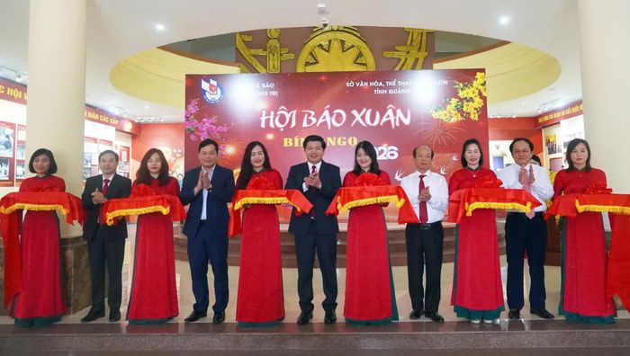 Đồng chí Trần Vũ Khiêm, Phó Bí thư Thường trực Tỉnh ủy và các đại biểu cắt băng khai mạc Hội báo Xuân năm 2026 - Ảnh: T.L
