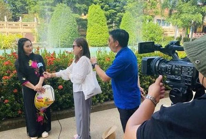 Phóng viên Báo và phát thanh, truyền hình tác nghiệp tại tỉnh Mukdahan, Thái Lan - Ảnh: L.V.N