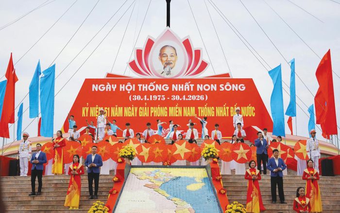 Ngày hội "Thống nhất non sông" bên dòng sông Bến Hải - Ảnh: N.M