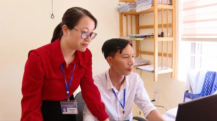 Cán bộ Phòng Kinh tế, UBND xã Cam Hồng xử lý dữ liệu đất đai trên phần mềm chuyên ngành - Ảnh: N.B