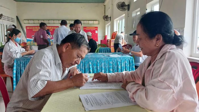 Người dân tích cực kê khai thông tin thửa đất của gia đình phục vụ số hóa dữ liệu đất đai - Ảnh: N.B