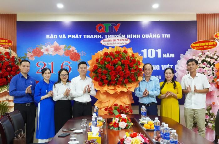 Các cơ quan, doanh nghiệp thăm, chúc mừng Báo và phát thanh, truyền hình Quảng Trị - Ảnh: X.P