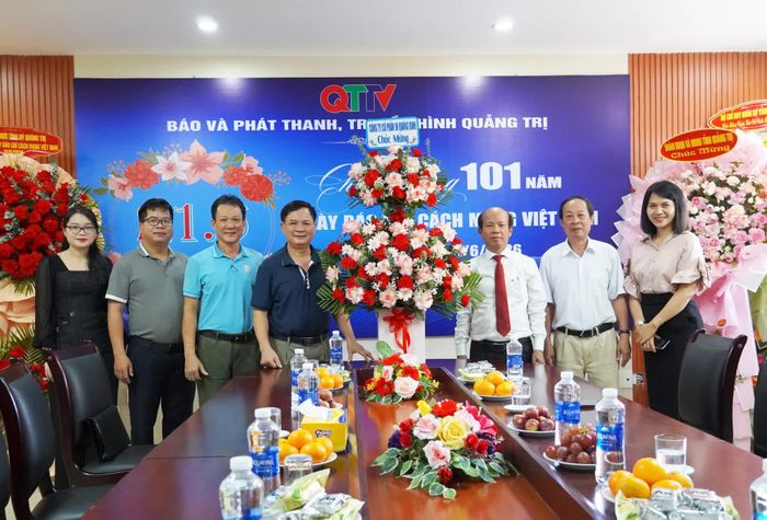 Các sở, ngành, đơn vị thăm, chúc mừng Báo và phát thanh, truyền hình Quảng Trị - Ảnh: X.P