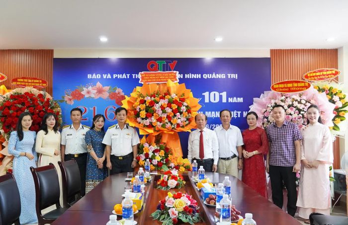 Đoàn công tác Bộ Tư lệnh vùng 3 Hải quân thăm, chúc mừng Báo và phát thanh, truyền hình Quảng Trị - Ảnh: X.P