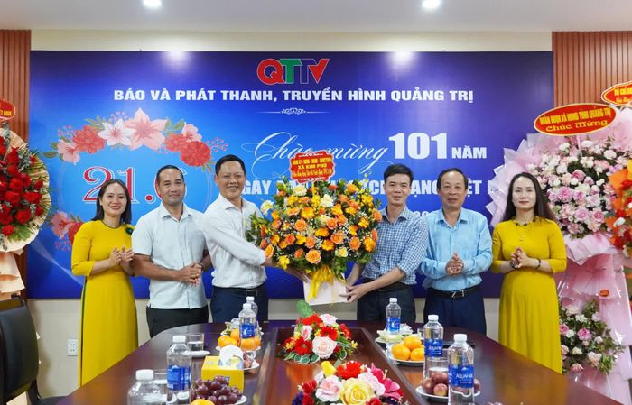Báo và phát thanh, truyền hình Quảng Trị đón nhận tình cảm của các các cơ quan, đơn vị, địa phương nhân kỷ niệm 101 năm Ngày Báo chí Cách mạng Việt Nam - Ảnh: X.P