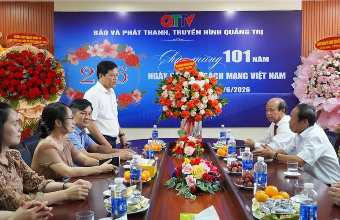 Đại diện lãnh đạo Ban Tuyên giáo và Dân vận Tỉnh ủy thăm, chúc mừng cán bộ, phóng viên, biên tập viên, nhân viên Báo và phát thanh, truyền hình Quảng Trị - Ảnh: X.P
