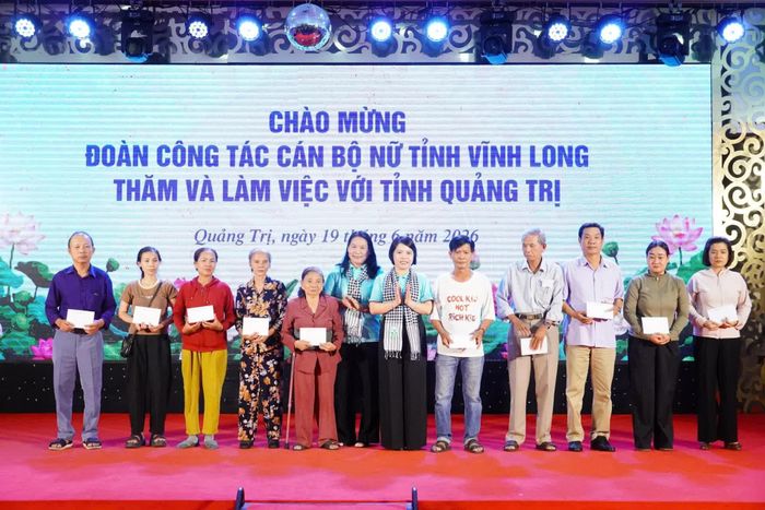 Lãnh đạo tỉnh Vĩnh Long trao quà cho các gia đình chính sách - Ảnh: N.L