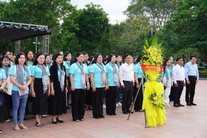 Đoàn công tác dâng hương tri ân các Anh hùng liệt sĩ tại Di tích Quốc gia đặc biệt Thành Cổ Quảng Trị - Ảnh: NL
