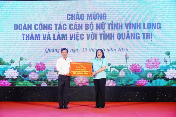 Đồng chí Hồ Thị Hoàng Yến, Ủy viên Trung ương Đảng, Phó Bí thư Thường trực Tỉnh ủy Vĩnh Long trao biển tượng trưng 800 triệu đồng hỗ trợ xây dựng 10 căn nhà tình nghĩa cho gia đình chính sách tỉnh Quảng Trị - Ảnh: N.L