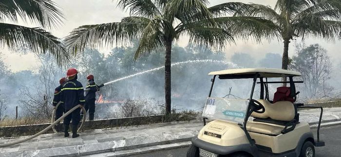 Lực lượng chức năng nỗ lực dập tắt đám cháy - Ảnh: H.T
