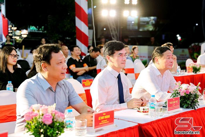 Các đại biểu tham dự lễ khai mạc.