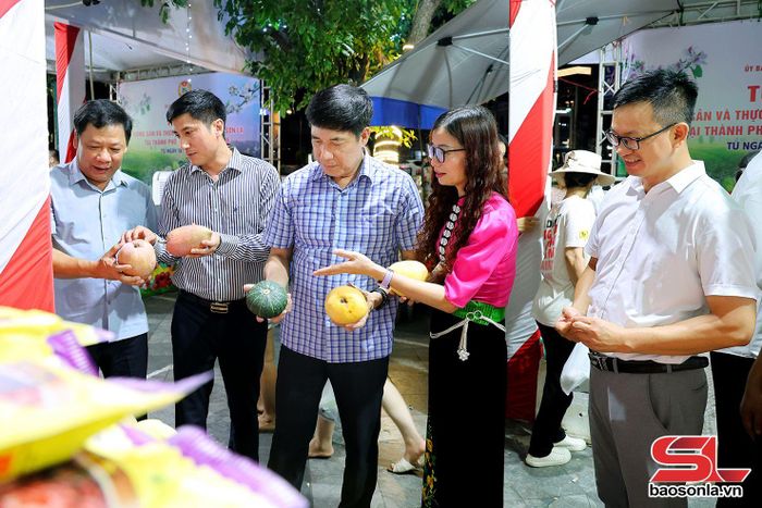 Các đại biểu thăm quan các gian hàng, tìm hiểu sản phẩm nông sản đặc trưng của tỉnh Sơn La.