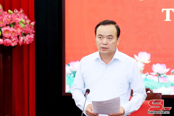 Đồng chí Hà Trung Chiến, Ủy viên Ban Thường vụ Tỉnh ủy, Phó chủ tịch Thường trực UBND tỉnh phát biểu tại cuộc họp