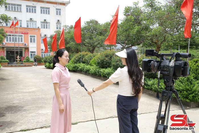 Cán bộ Trung tâm Dịch vụ tổng hợp phường Thảo Nguyên tác nghiệp tại cơ sở.