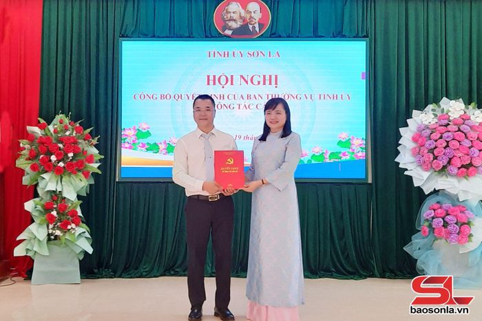 Đồng chí Lường Thị Vân Anh trao quyết định cho đồng chí Bùi Văn Thanh.