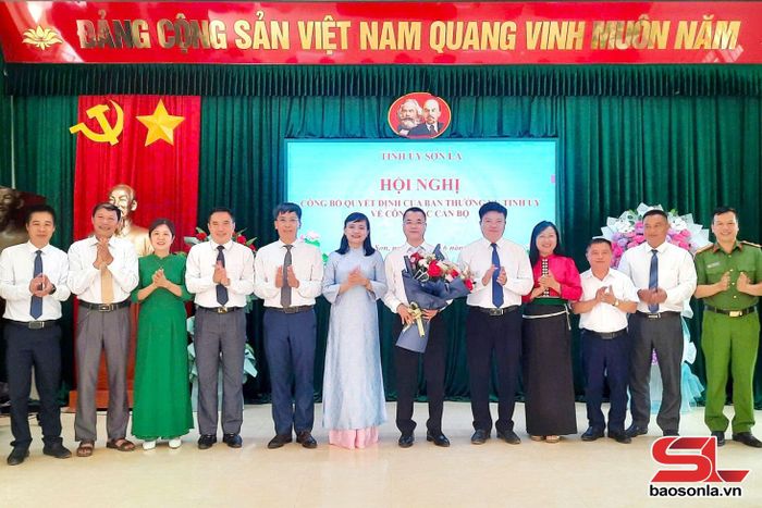 Đồng chí Lường Thị Vân Anh và Ban Thường vụ Đảng ủy xã Yên Sơn tặng hoa chúc mừng đồng chí Bùi Văn Thanh