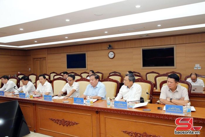 Các đồng chí lãnh đạo tỉnh Sơn La dự cuộc làm việc.