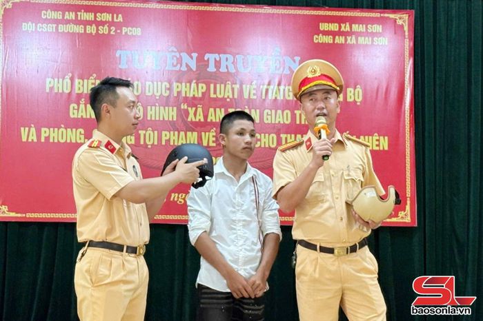 Cán bộ Phòng Cảnh sát Giao thông hướng dẫn cách lựa chọn mũ bảo hiểm đúng quy định pháp luật xã Mai Sơn. Ảnh Phòng CSGT cung cấp