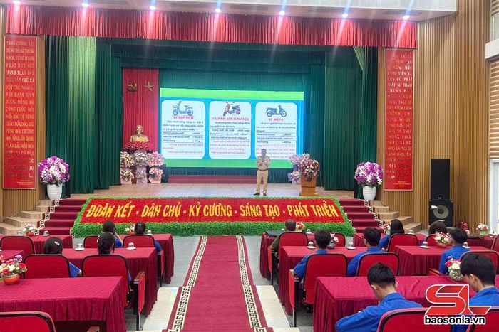 Tuyên truyền, phổ biến giáo dục pháp luật về trật tự, an toàn giao thông đường bộ cho thanh thiếu niên học sinh tại xã Sốp Cộp. Ảnh Phòng CSGT cung cấp.