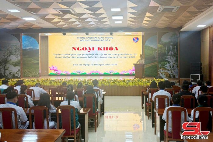 Tuyên truyền, phổ biến giáo dục pháp luật về trật tự, an toàn giao thông đường bộ cho thanh thiếu niên tại phường Mộc Sơn. Ảnh Phòng CSGT cung cấp.