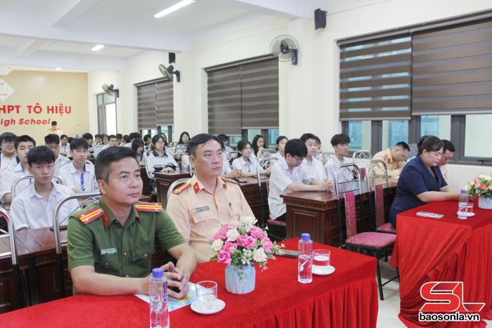 Các đại biểu dự hội nghị tại Trường THPT Tô Hiệu.