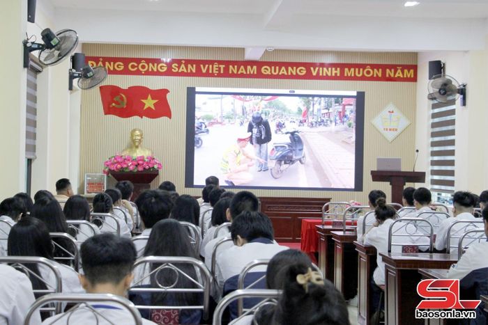 Trình chiếu video clip về tình hình tai nạn, vi phạm giao thông cho học sinh trường THPT Tô Hiệu.