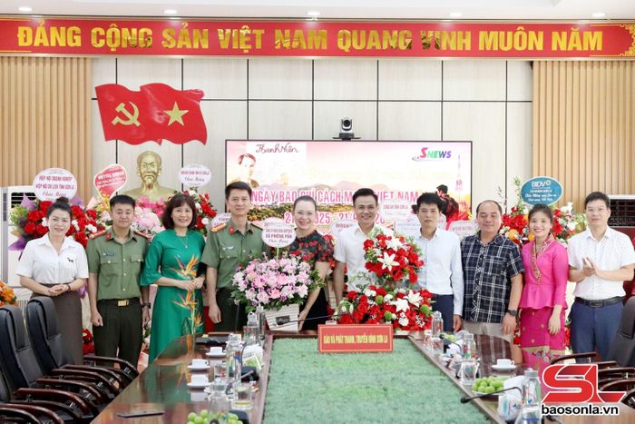 Đại diện Công an tỉnh và xã Phiêng Pằn chúc mừng Báo và Phát thanh, truyền hình Sơn La.