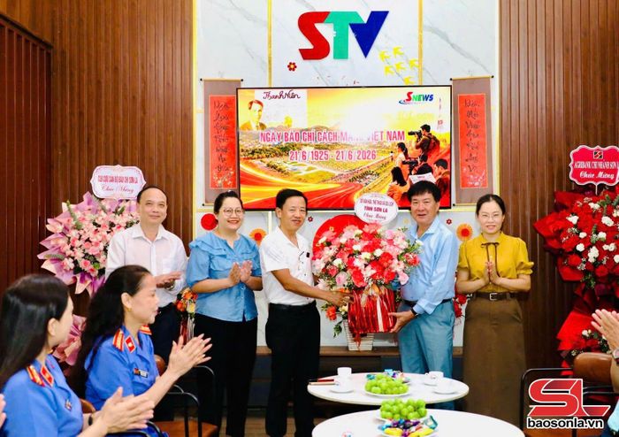Sở Văn hóa, Thể thao và Du lịch tỉnh Sơn La tặng hoa chúc mừng Báo và Phát thanh truyền hình Sơn La.
