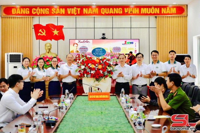 BIDV chi nhánh Sơn La tặng hoa chúc mừng Báo và Phát thanh, truyền hình Sơn La.