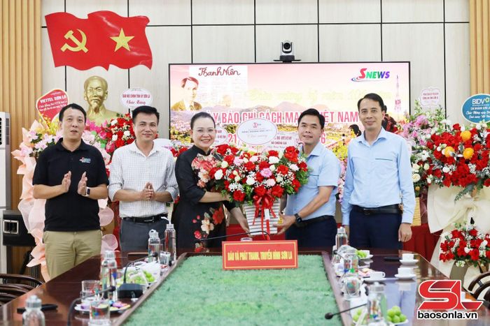 Quỹ tín dụng Nhân dân Nông trường Mộc Châu tặng hoa chúc mừng Báo và Phát thanh, truyền hình Sơn La.