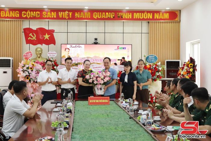 Phường Chiềng An chúc mừng Báo và Phát thanh, truyền hình Sơn La.