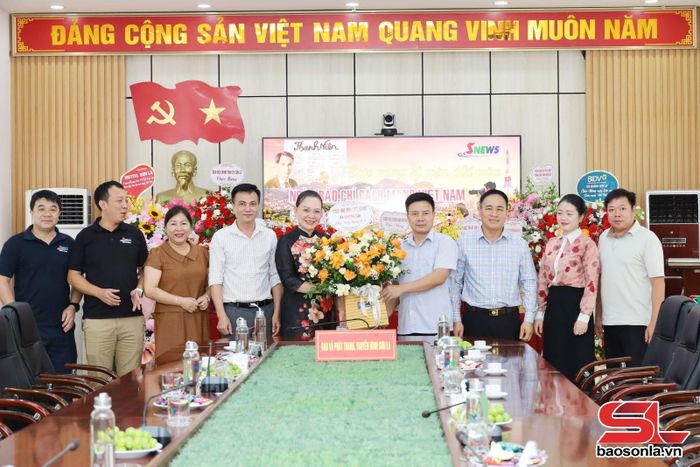 Lãnh đạo Đảng ủy Xã Chiềng Sại tặng hoa chúc mừng Báo và Phát thanh, truyền hình Sơn La.