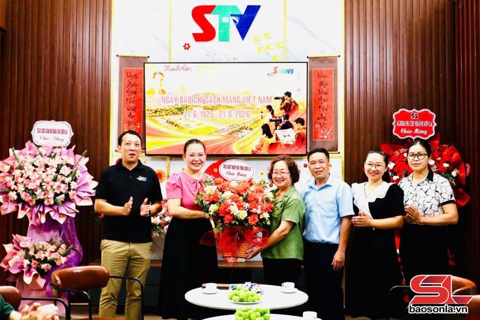 Hội Chữ thập đỏ tỉnh tặng hoa chúc mừng Báo và Phát thanh, truyền hình Sơn La.