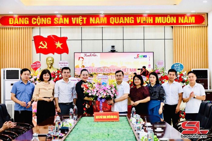 Ban Tổ chức Tỉnh ủy tặng hoa chúc mừng Báo và Phát thanh, truyền hình Sơn La.